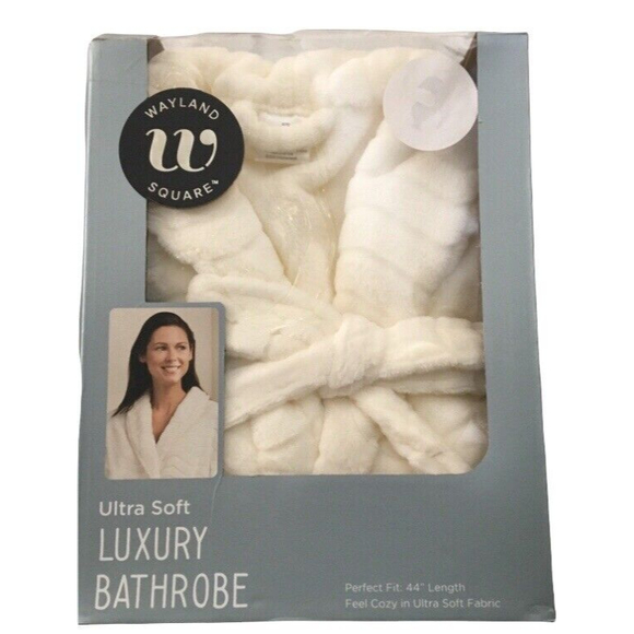 WAYLAND SQUARE WOMEN'S WHITE LUXURY BATHROBE ONE SIZE - Picture 3 of 5